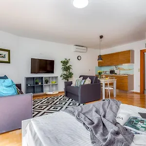Main Street 2 Apartment